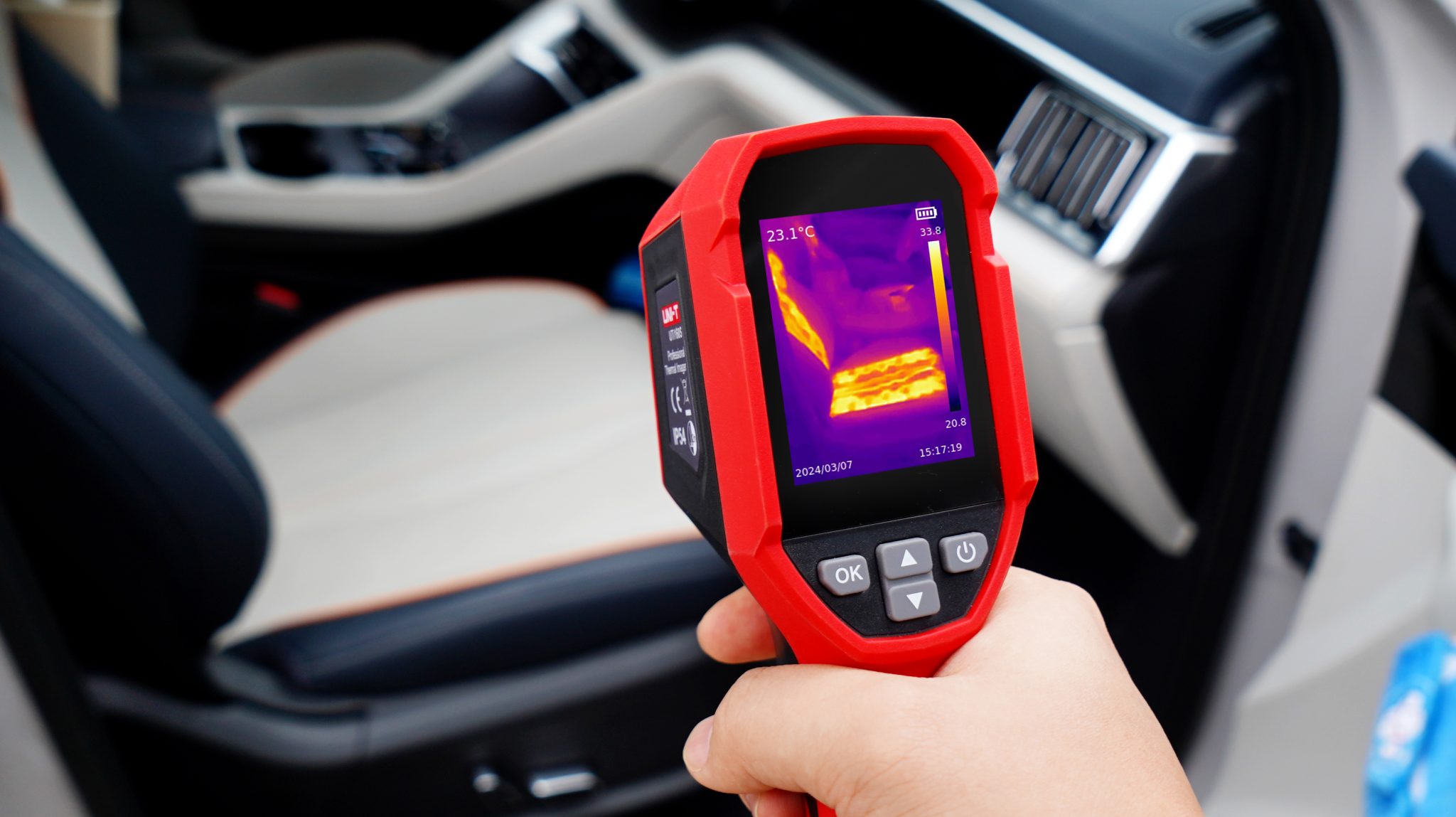 Ứng dụng đo nhiệt độ trong xe của máy UNI-T UTi716S